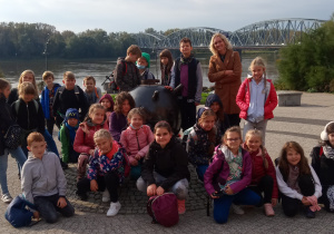 Na zdjęciu widać uczniów klasy 3b na tle mostu nad Wisłą w Toruniu